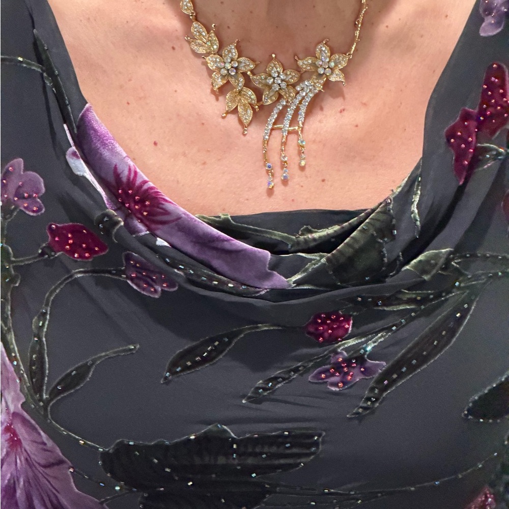 SueWongBeadedSilkBurnoutVelvet&SHAWLCowlNecklineClings&DrapesflatteringFEMININE8 - Picture 4 of 16